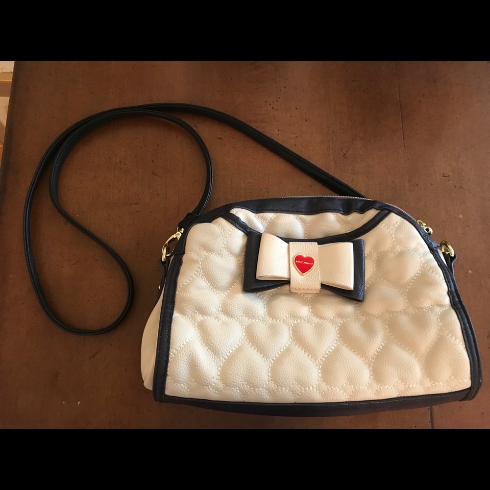 EUC Betsey Johnson med crossbody bag.